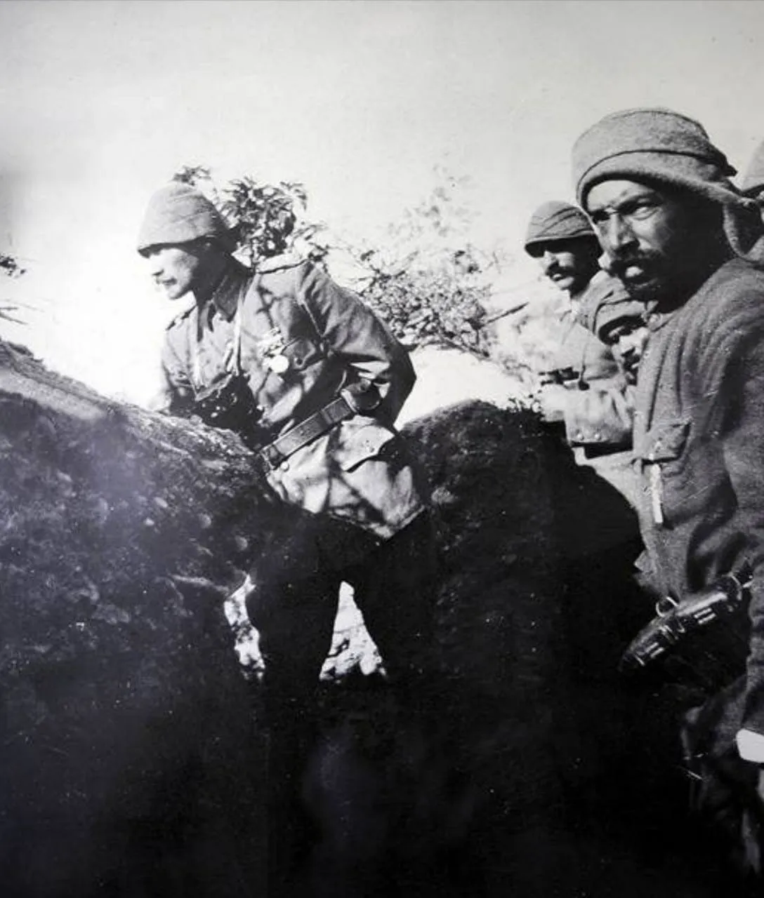 Çanakkale Savaşları sırasında deniz kıyısına vuran ve Türk askerlerince bulunan mektuplar gün yüzüne çıktı.